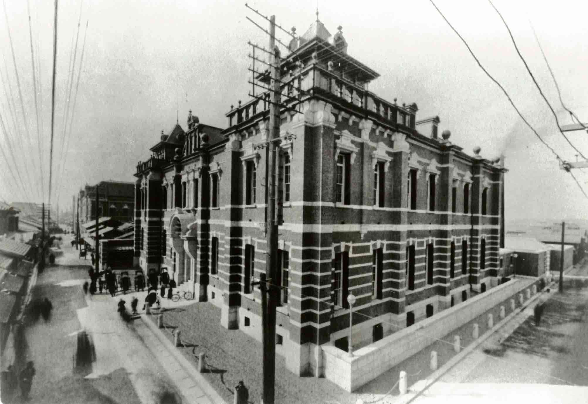 Kyoto Branch Office of the Bank of Japan at the time of completion, Meiji era (Lent by THE PALEOLOGICAL ASSOCIATION OF JAPAN Inc.)