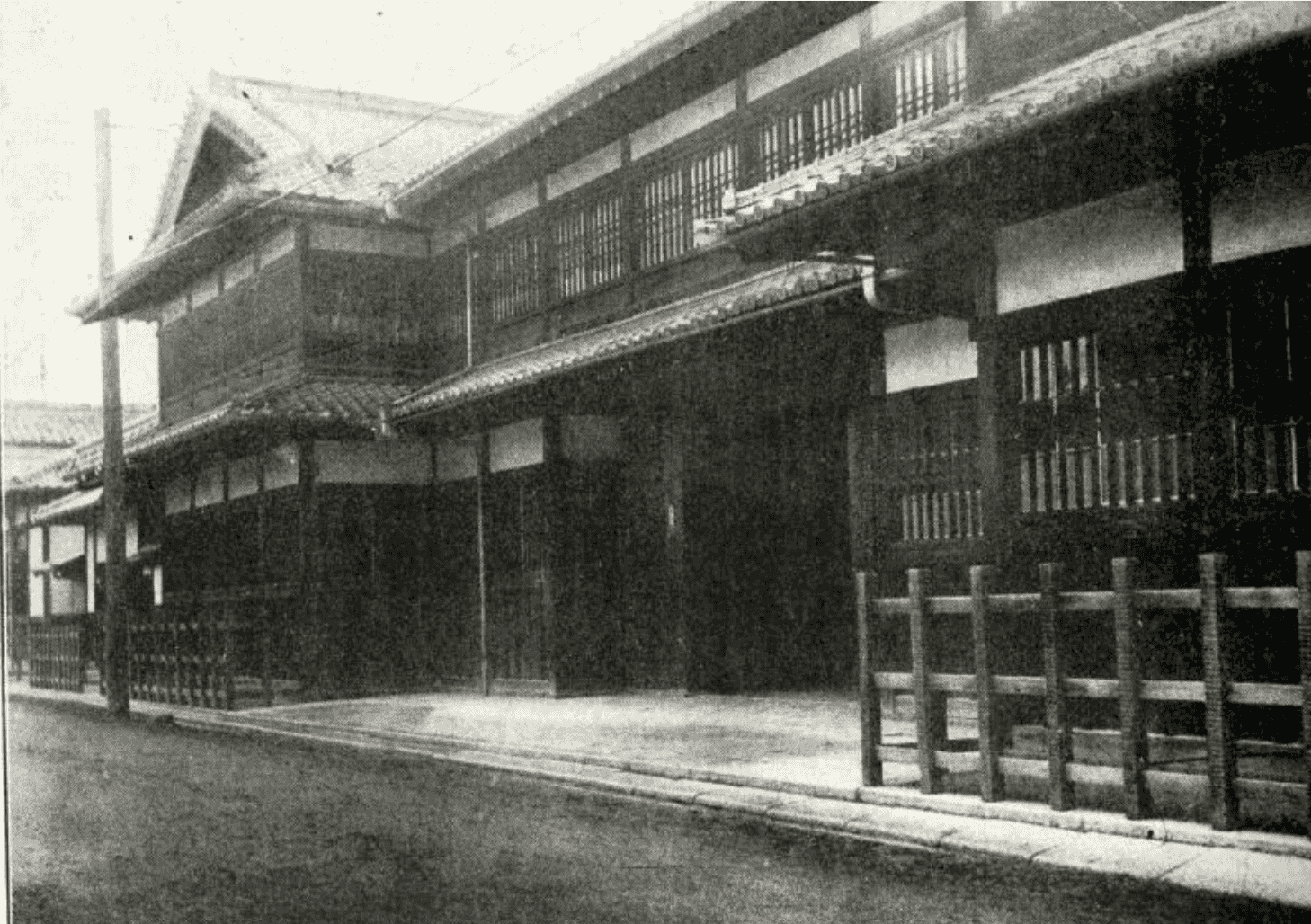 Photo of the Seisho Elementary School around 1918, owned by Kyoto Municipal Museum of School History