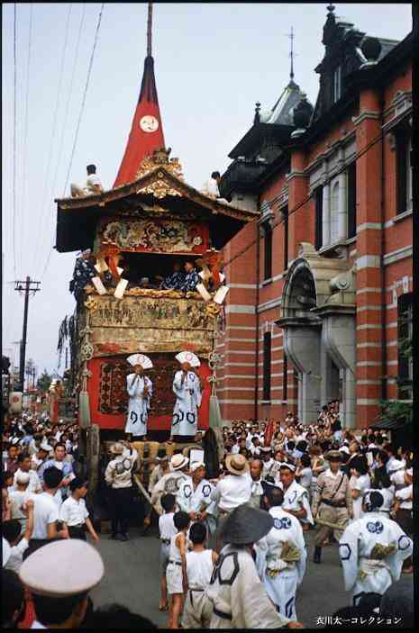 Kita-kannon-yama parading on Sanjo Dori in 1954, Collection of Taichi Kinugawa